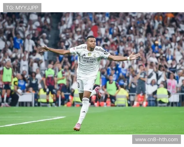 皇马球员姆巴佩对阵巴列卡诺时与对方球员激烈拼抢